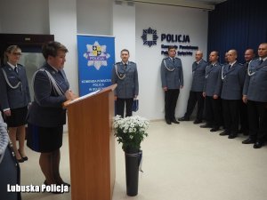 Nadinspektor Helena Michalak wygłasza przemówienie okolicznościowe stojąc przy mównicy. Policjanci stoją w szeregu.