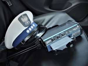 Czapka policjanta ruchu drogowego oraz urządzenie Ultralyte.